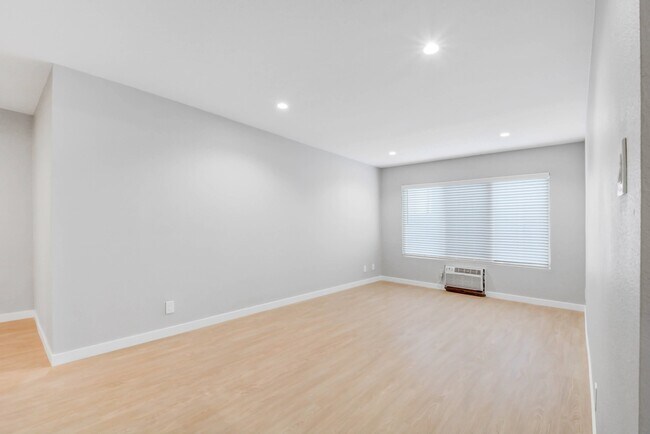 Photo - 1525 Amherst