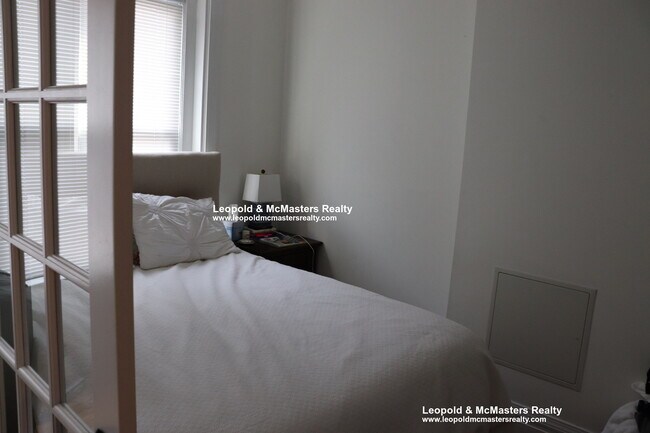 Photo - 271 Newbury St