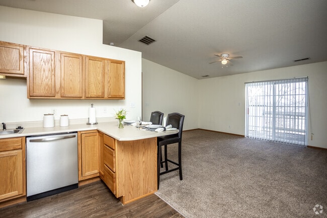 2BR, 1BA - 925 SF