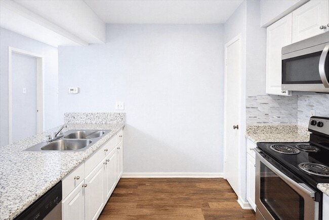 Building Photo - 8100 Cambridge St Unit 138