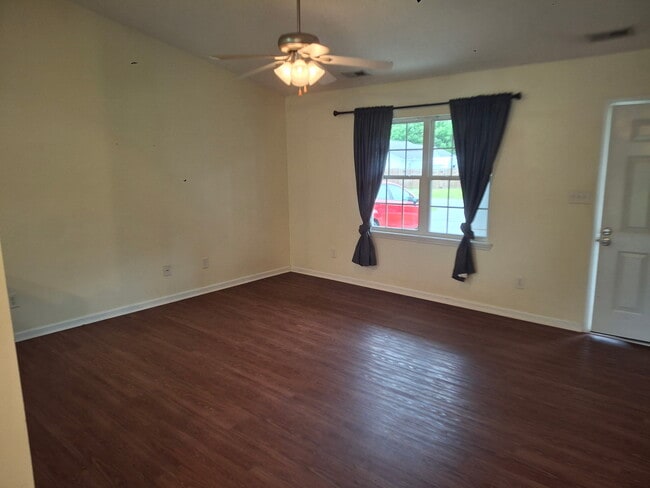 La casa está pintada completamente de gris claro. - 208 Finishing Ln