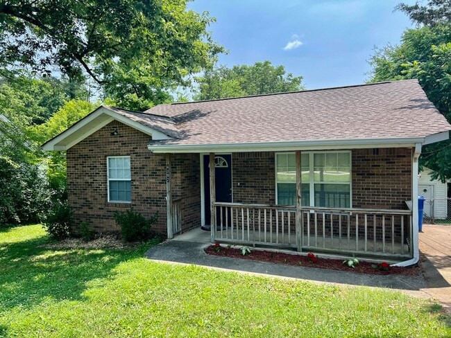 Photo - 4092 University Dr House