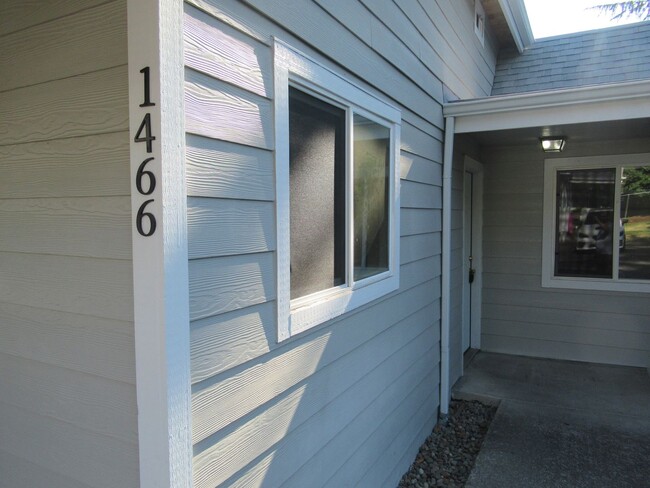 Building Photo - Large 2 Bedroom 1 Bath Unit 1466