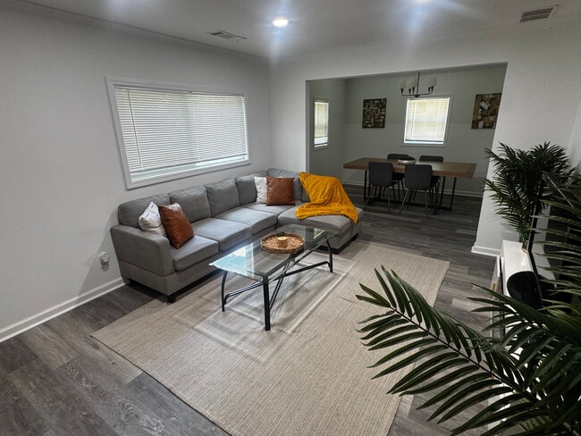 Photo - Room in House on Lisbon Dr SW