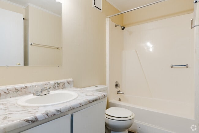 1BR, 1BA - 590SF - Bathroom
