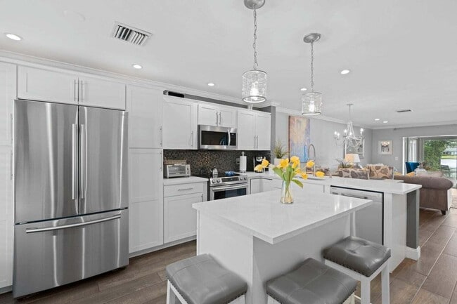 Building Photo - 5400 Poppy Pl Unit B