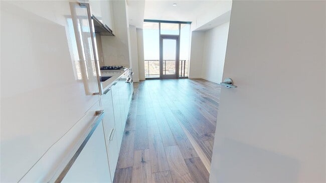 Building Photo - 44 East Ave Unit 3804