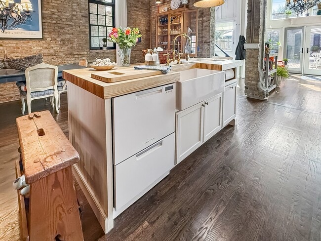 Photo - 1917 W Belmont Ave