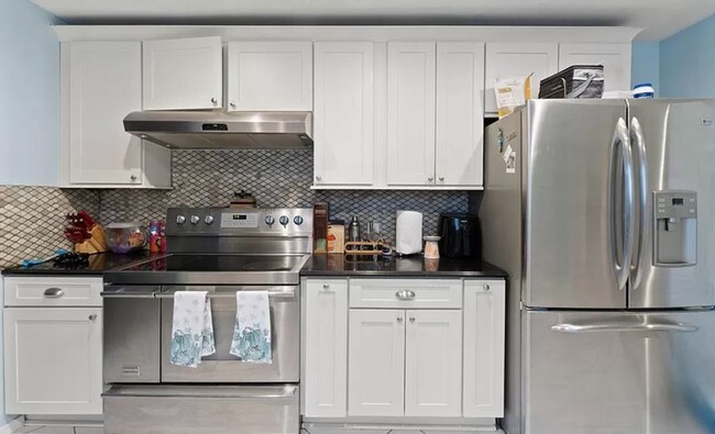 Photo - 1433 Picadilly St