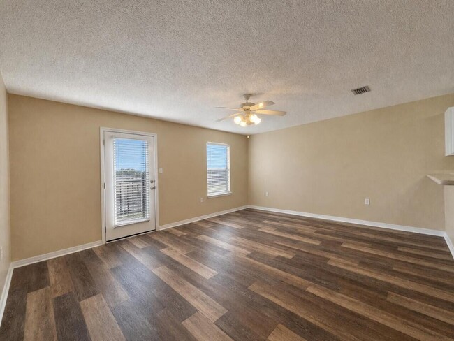 953 Scenic Oak Ln