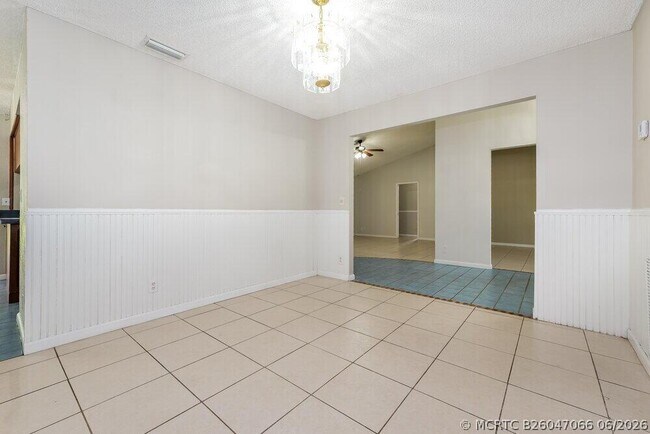 Photo - 547 Indigo Ave