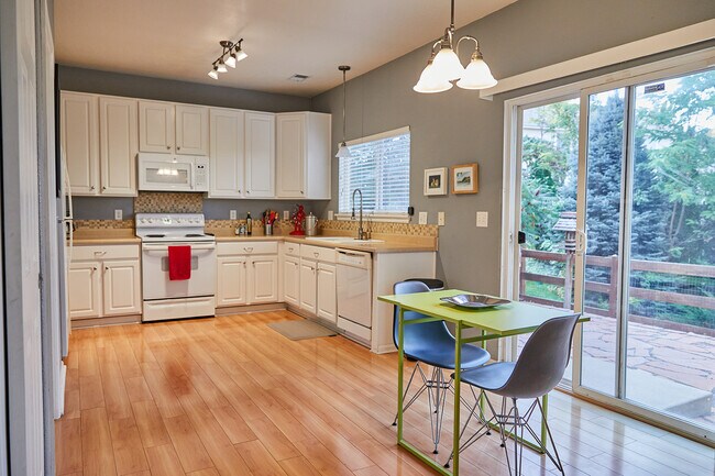 Photo - 3809 Rannoch St