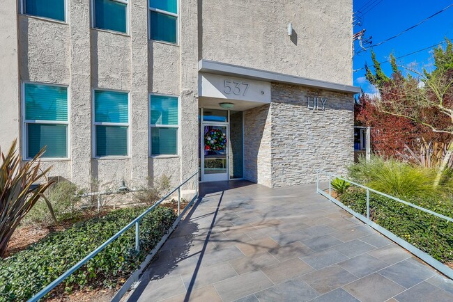 entrada - 537 W. Hyde Park Blvd