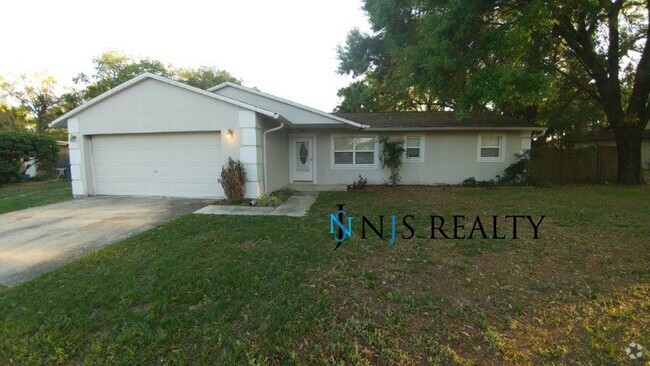 Building Photo - BEAUTIFUL 3/2/2 1400 Sq. Ft. with HUGE yar... Rental