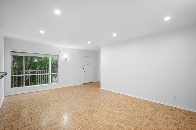 Photo - 5320 Zelzah Ave Unit #314