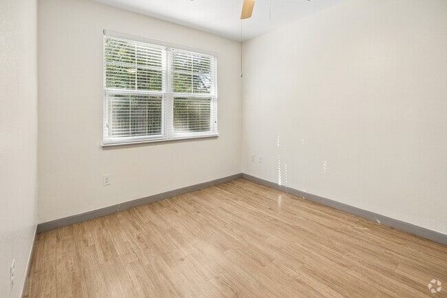 2BR, 2BA - 836SF - Bedroom