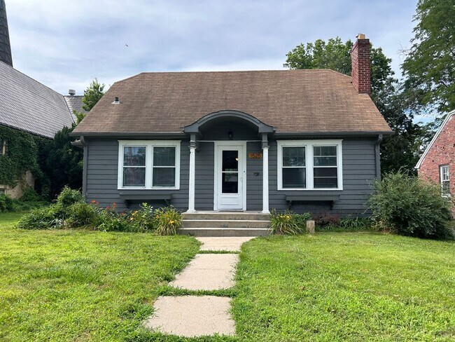 3 Bed 1 Bath Near Lincoln’s Country Club - 3 Bed 1 Bath Near Lincoln’s Country Club House