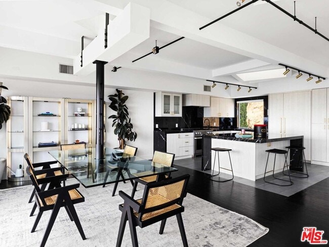 Photo - 1885 Sunset Plaza Dr