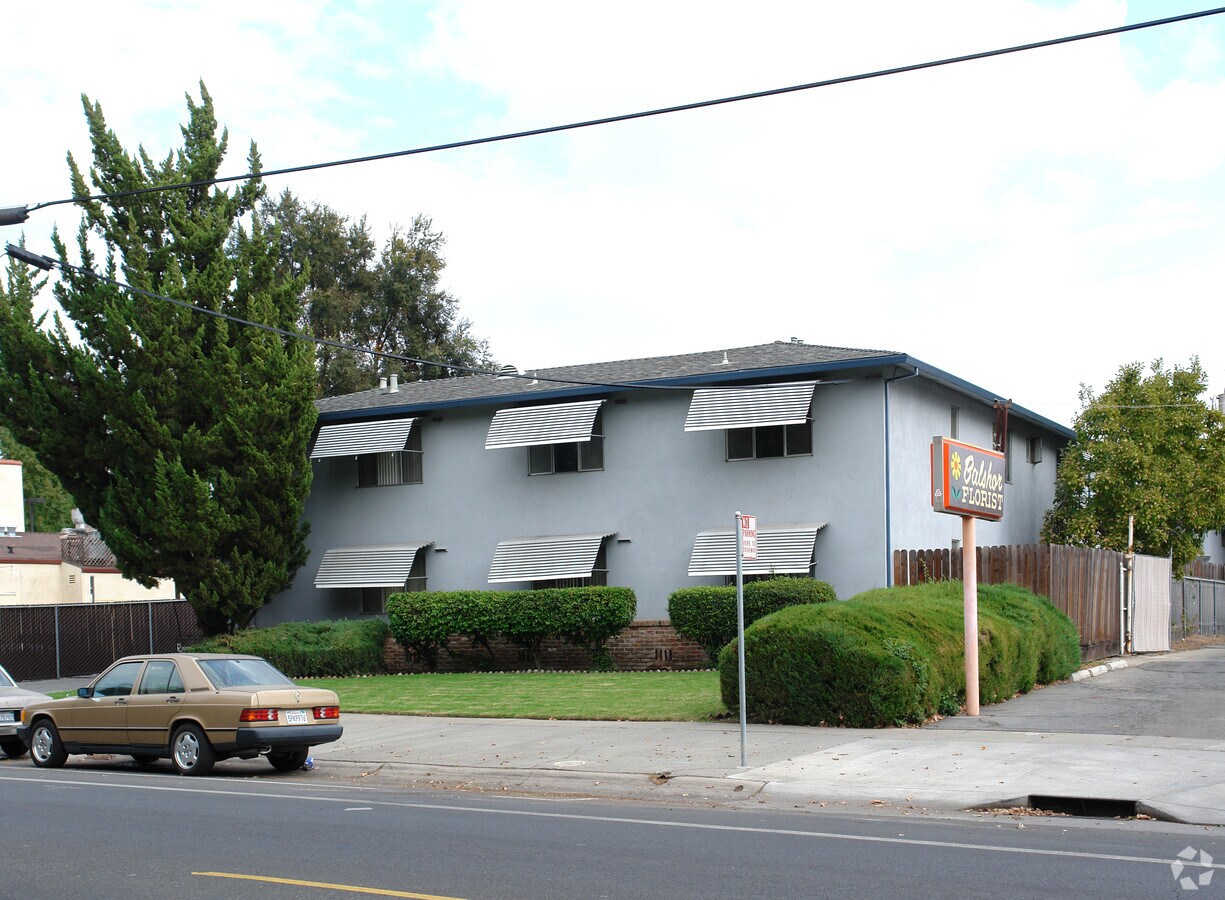 Riverside Manor - Riverside Manor Apartments