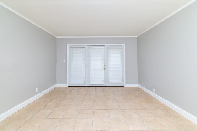 Photo - 431 Canberra Dr