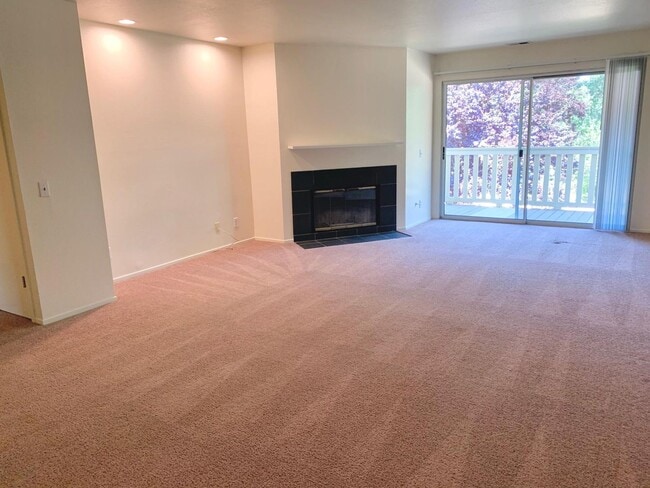 Building Photo - Beautiful Upstairs 2 Bedroom 2 Bath Unit J... Rental