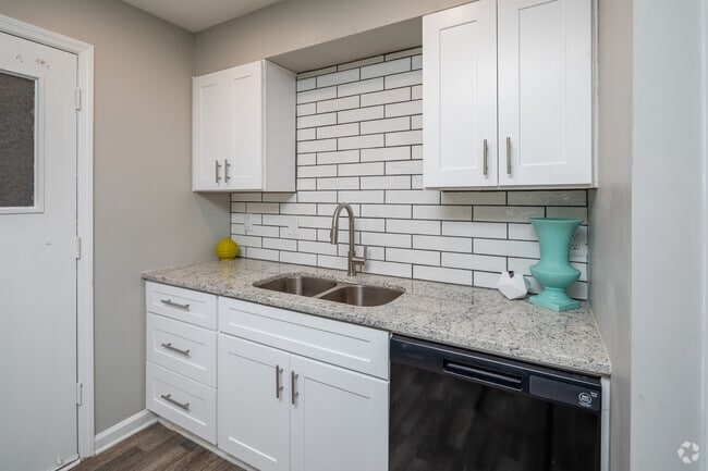 2BR, 2BA - Renovated - 953SF - Kitchen