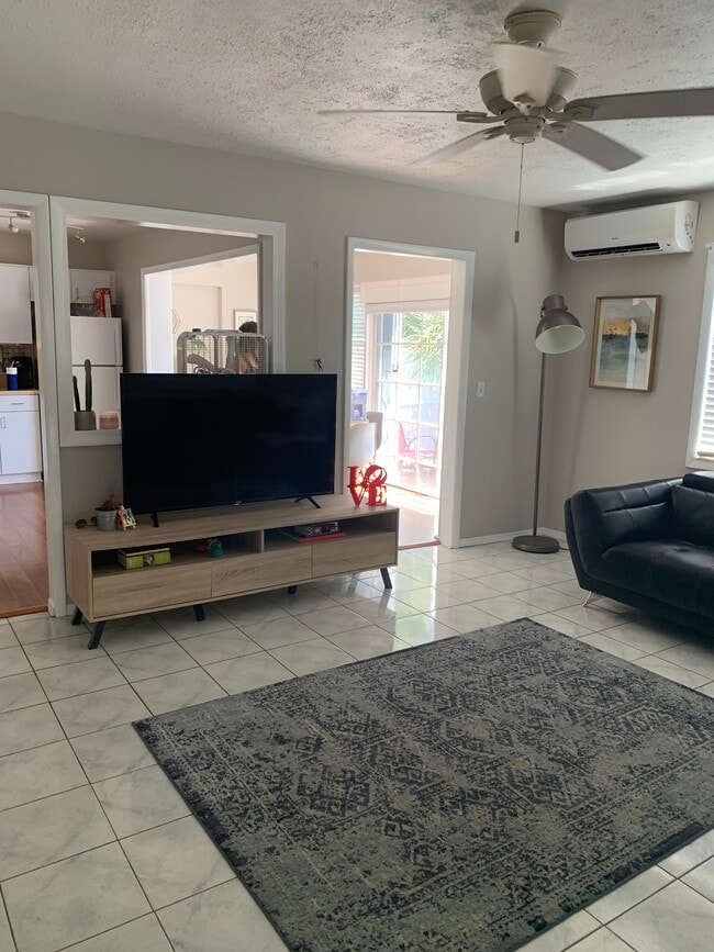 Building Photo - 1625 Wilson St Unit Wilson St. Frnt