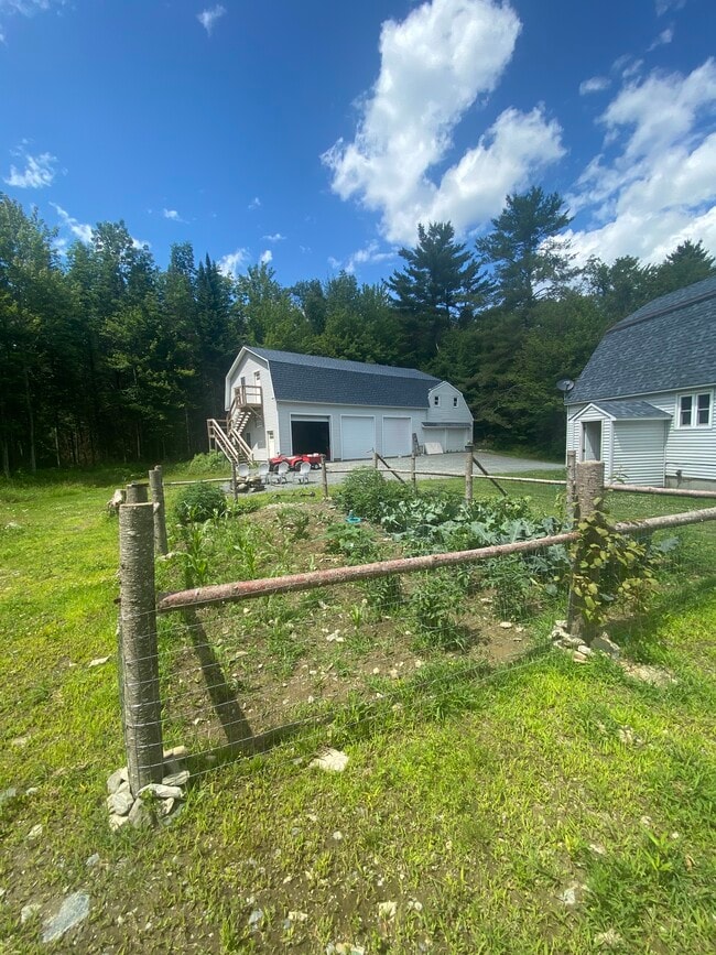 Jardín - 636 Old County Rd N