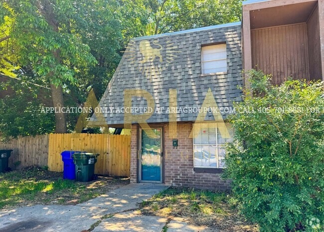 Building Photo - 2 Bed/1.5 Bath Shaded Townhome Close to Ca...