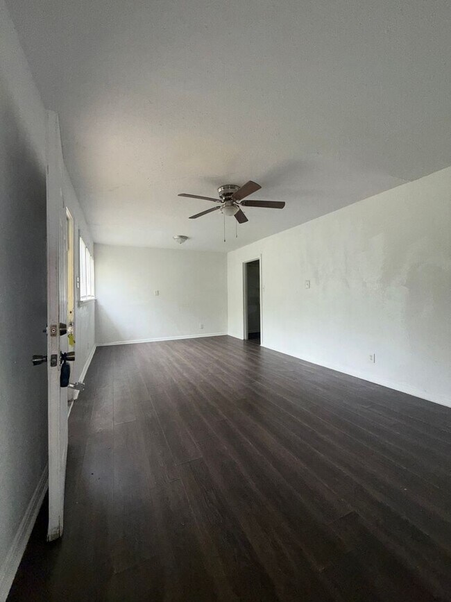 Building Photo - 913 W Kern Rd Unit 915 KERN AVE