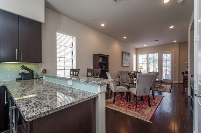 Building Photo - 2110 Shearn St Unit 37