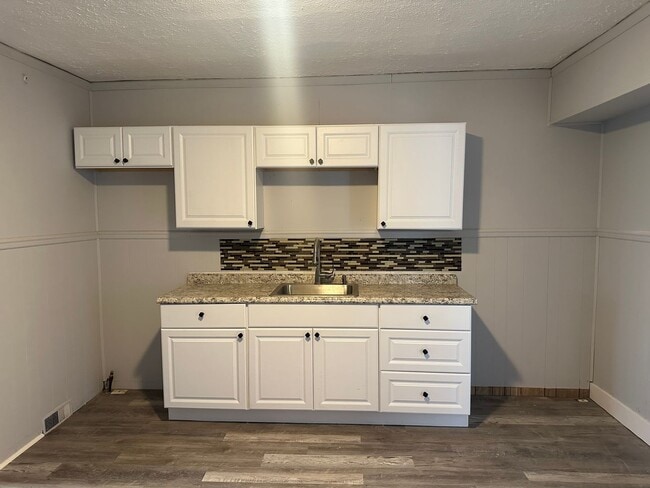 Photo - 4bd Single Lakeshore Blvd Area Section 8