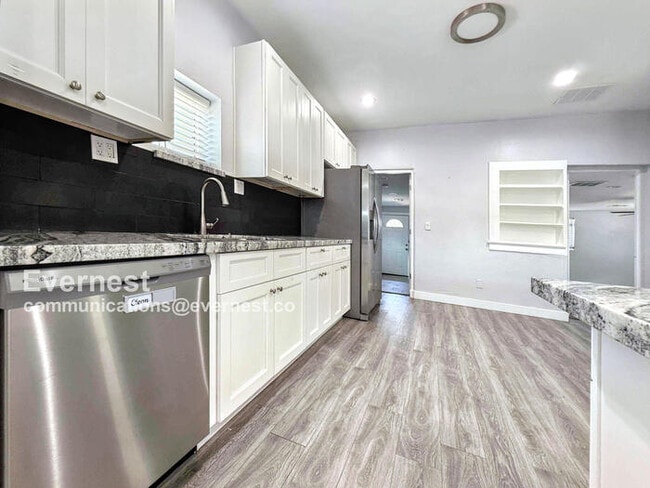 Building Photo - 2331 N Richland St Rental