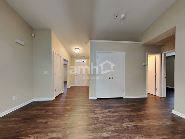 Photo - 424 Meredith Way