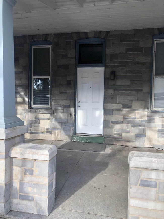 Building Photo - 471 Manor St Unit 3rd floor Rental