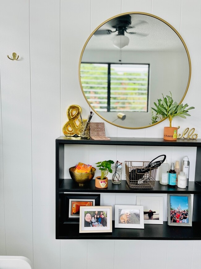 mirror wall details - 2864 Waialae Ave Unit A