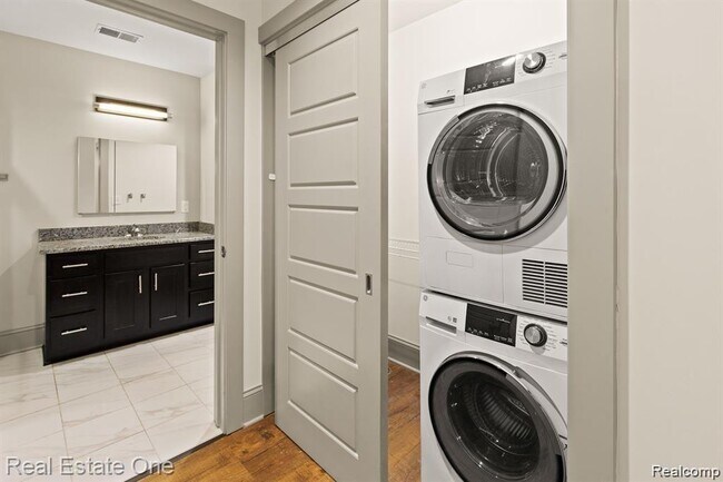 Photo - 10 Grand River Ave Unidad #403