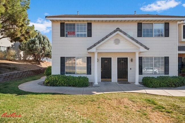 Building Photo - 2 Bedroom Lexington Townhome with Community Pool