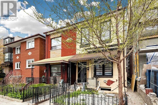 Photo - 174 Manning Ave