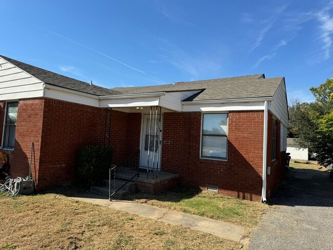 Building Photo - 1 bed duplex close to all things Norman! New paint, carpet and flooring!