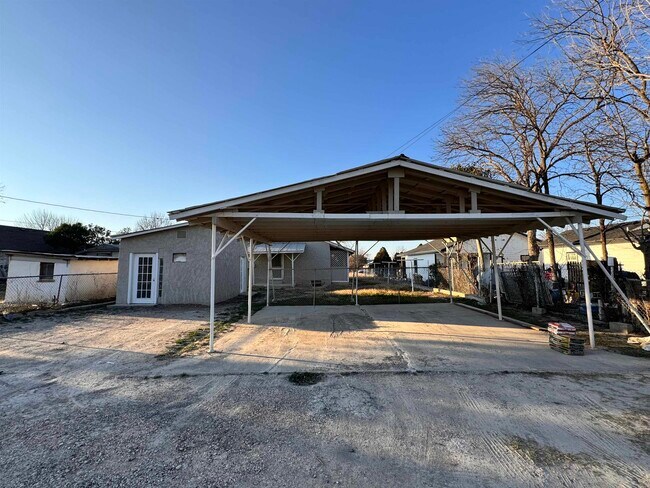Photo - 611 E Garza St
