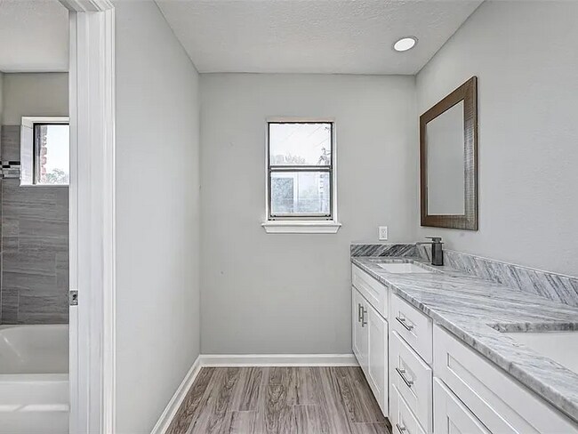 Photo - 911 Montview Dr