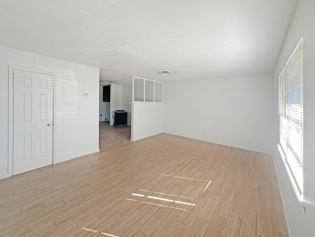 Photo - 612 E Sunset Dr