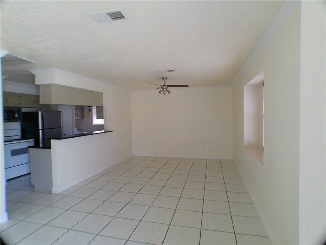 Building Photo - 6350 Crestside Dr