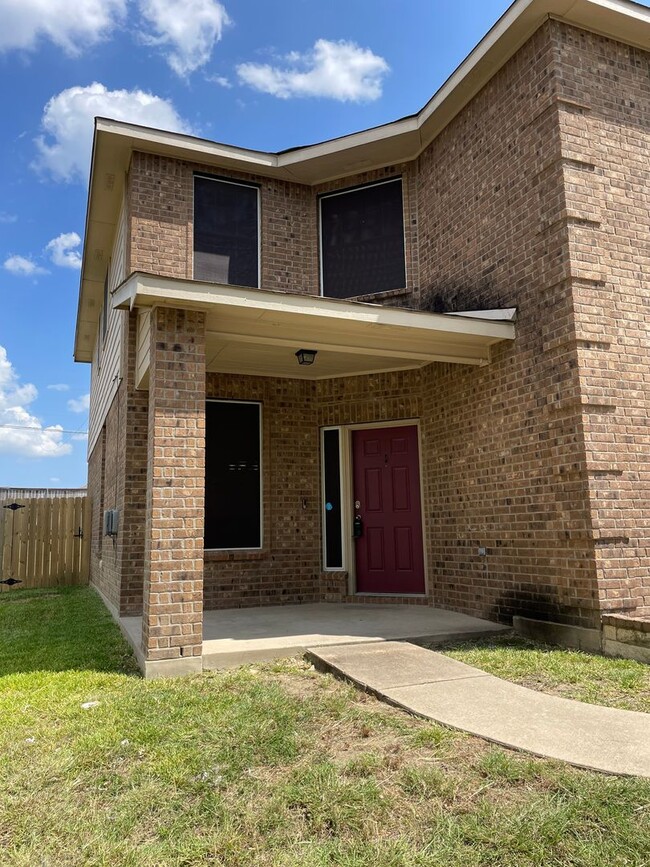 Building Photo - Available Now! Spacious & Well-Maintained ... Rental