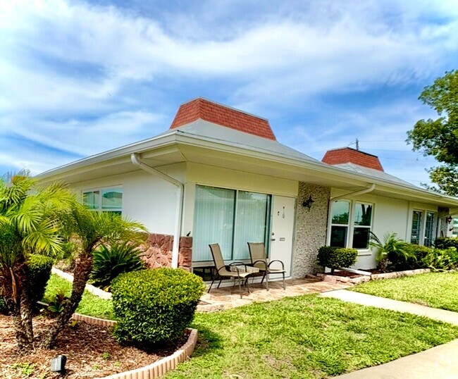 Building Photo - Beautifully Updated Condo in a Gated Activ... Unit D