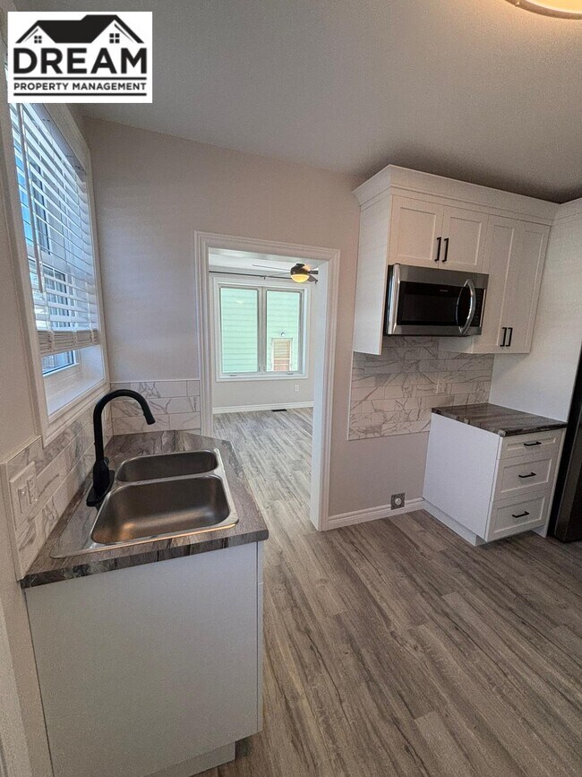 Photo - 210 Ross Ave