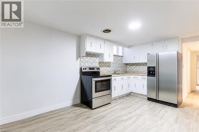 Photo - 404 Queenston Rd