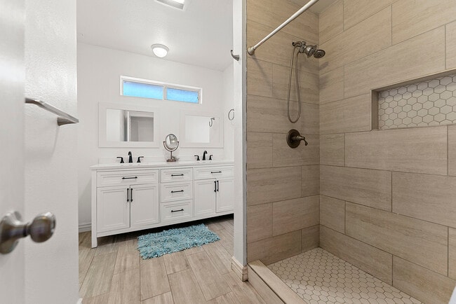 Photo - 701 N Central Dr