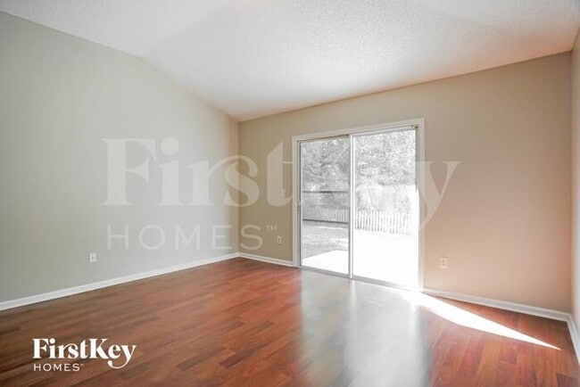 Photo - 489 MacKenzie Cir